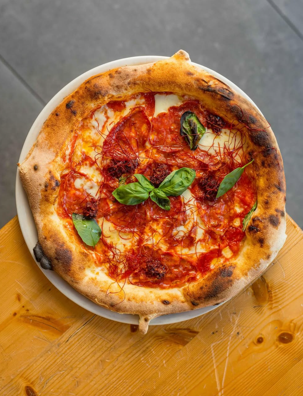 Pizza napoletana cotta nel forno a legna