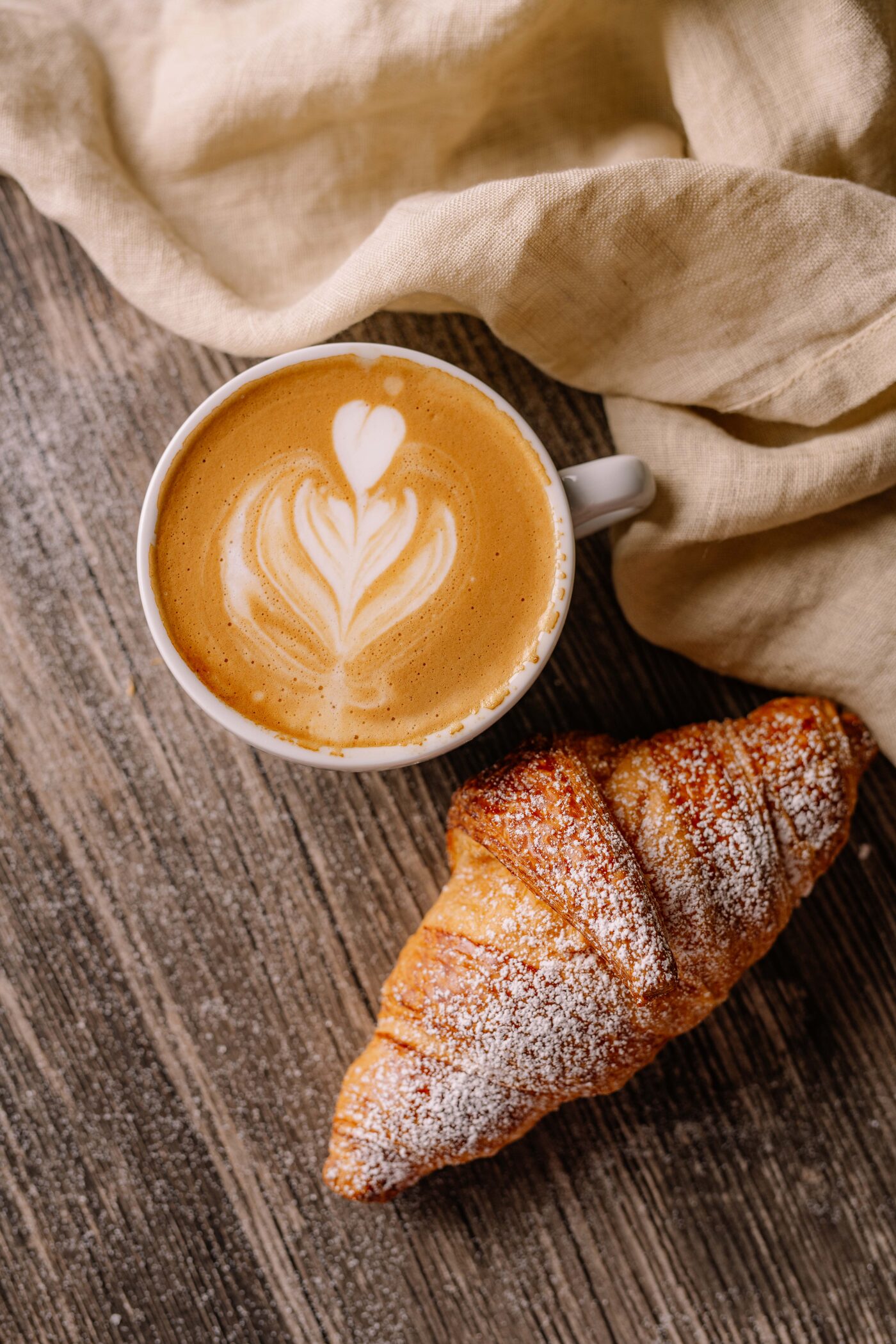 Cappuccino con arte del latte a cuore